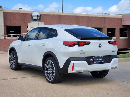 Mineral White Metallic 2026 BMW X2 xDrive28i