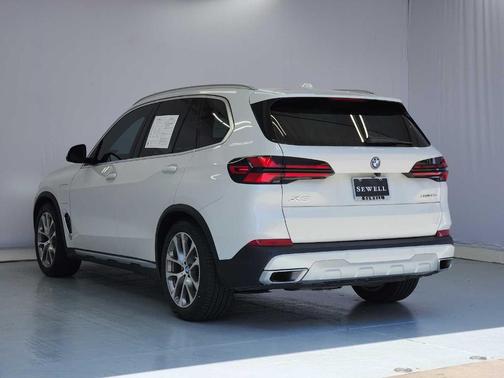 Mineral White Metallic 2025 BMW X5 PHEV xDrive50e