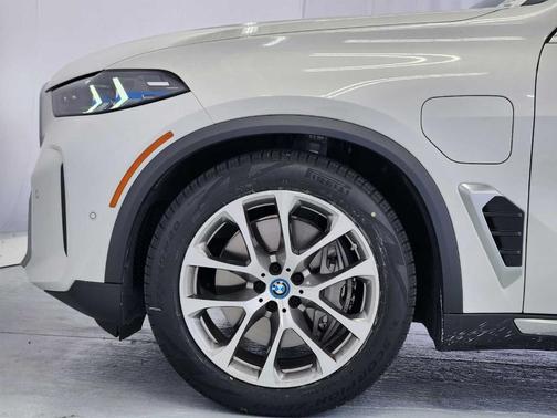 Mineral White Metallic 2025 BMW X5 PHEV xDrive50e