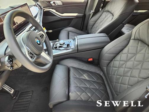 Mineral White Metallic 2026 BMW X7 xDrive40i