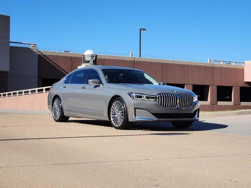 2022 BMW 740 i