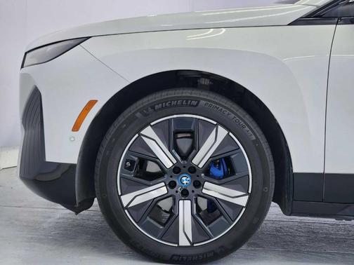 Mineral White Metallic 2024 BMW iX xDrive50