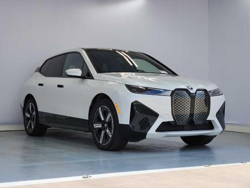 Mineral White Metallic 2024 BMW iX xDrive50