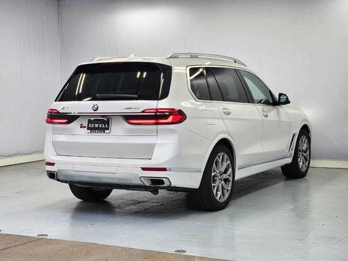 Mineral White 2024 BMW X7 xDrive40i