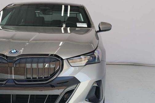 Gray Metallic 2025 BMW i5 xDrive40