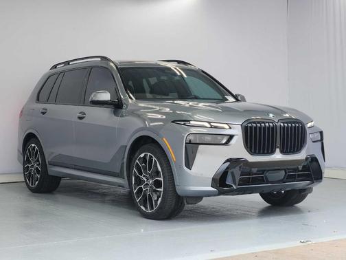 Gray Metallic 2025 BMW X7 xDrive40i
