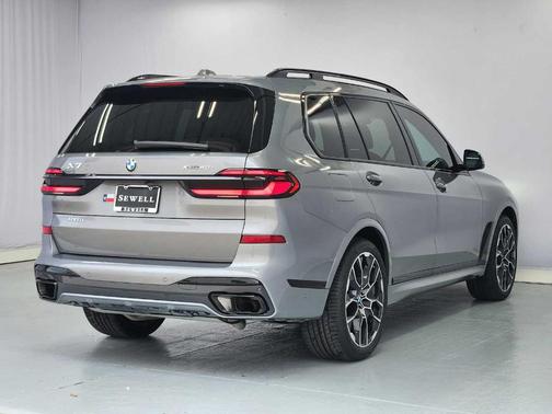 Gray Metallic 2025 BMW X7 xDrive40i