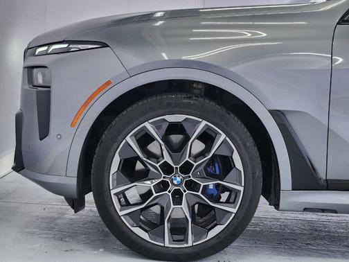 Gray Metallic 2025 BMW X7 xDrive40i
