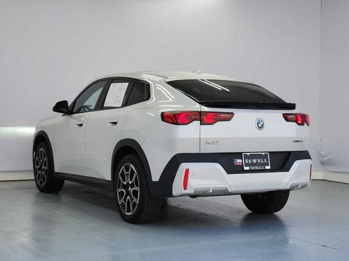 Mineral White Metallic 2025 BMW X2 xDrive28i