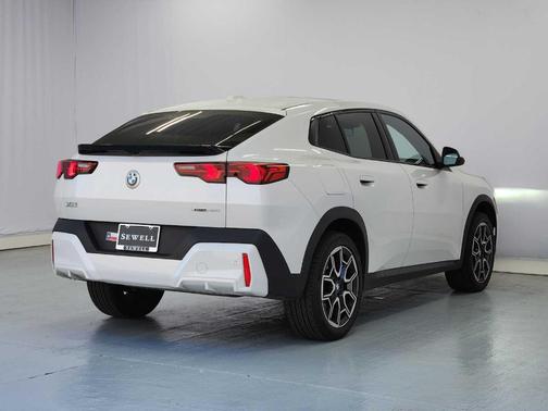 Mineral White Metallic 2025 BMW X2 xDrive28i