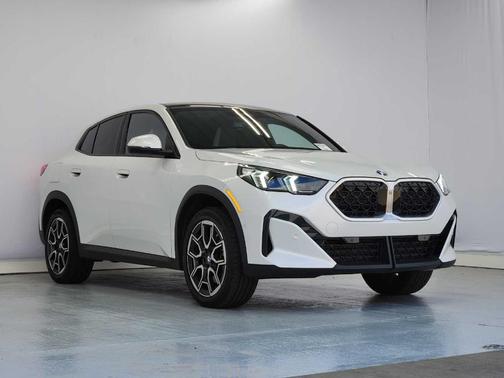 Mineral White Metallic 2025 BMW X2 xDrive28i