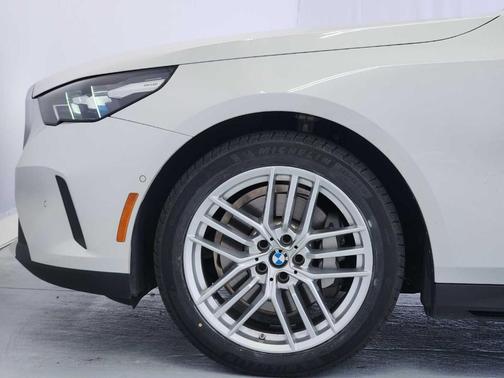 Mineral White Metallic 2025 BMW 530 i