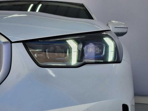 Mineral White Metallic 2025 BMW 530 i