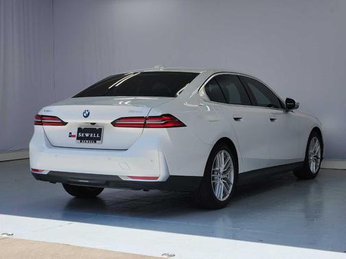 Mineral White Metallic 2025 BMW 530 i