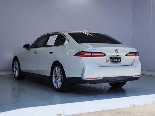 Mineral White Metallic 2025 BMW 530 i