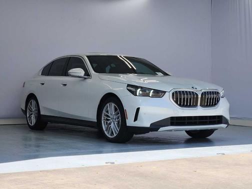 Mineral White Metallic 2025 BMW 530 i