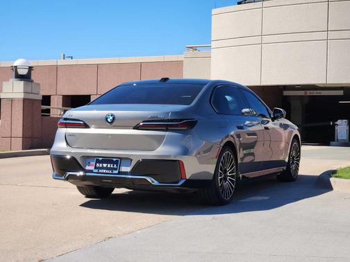 Gray Metallic 2025 BMW i7 xDrive60