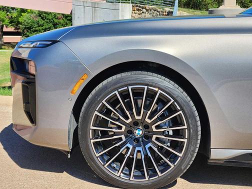 Gray Metallic 2025 BMW i7 xDrive60