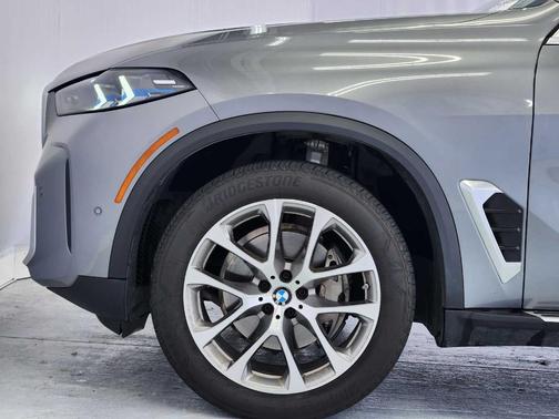 Gray Metallic 2024 BMW X5 xDrive40i