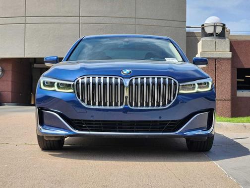 2022 BMW 740 i