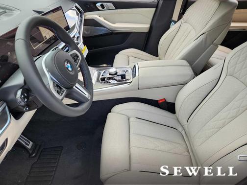 Mineral White Metallic 2027 BMW X7 M60i