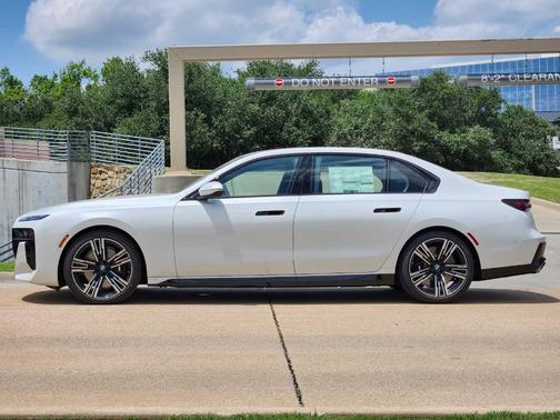 Mineral White Metallic 2026 BMW 760 760i xDrive