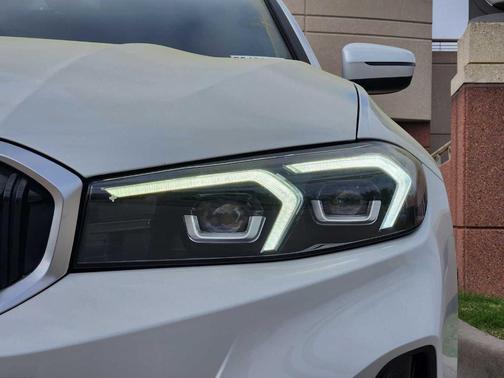 Mineral White Metallic 2025 BMW 330 i