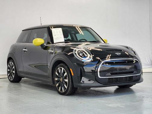 Midnight Black 2023 MINI SE Hardtop Cooper