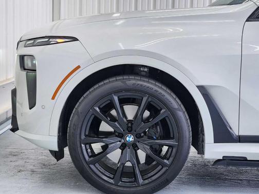 Mineral White Metallic 2025 BMW X7 M60i