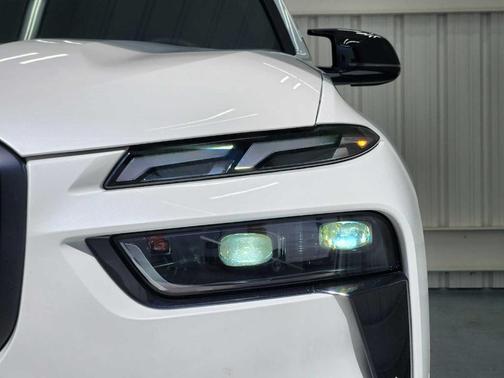 Mineral White Metallic 2025 BMW X7 M60i