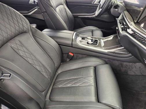 Mineral White Metallic 2025 BMW X7 M60i