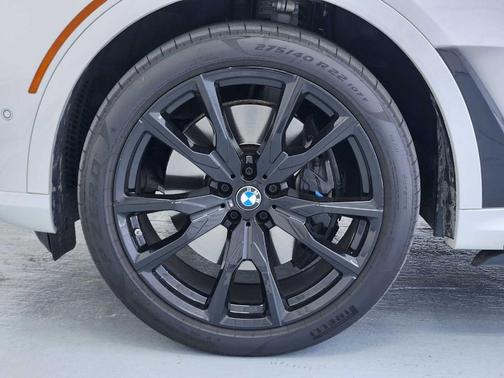 Mineral White Metallic 2025 BMW X7 M60i