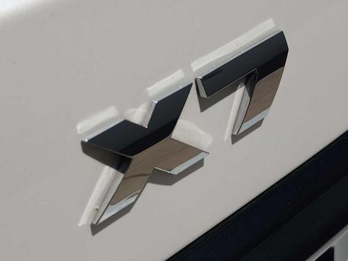 Mineral White Metallic 2025 BMW X7 M60i