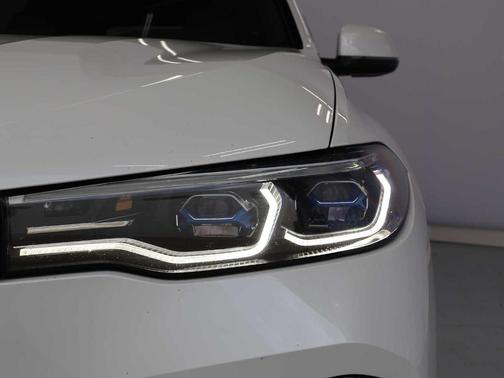 Mineral White Metallic 2022 BMW X7 M50i