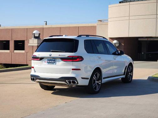 2025 BMW X7 M60i