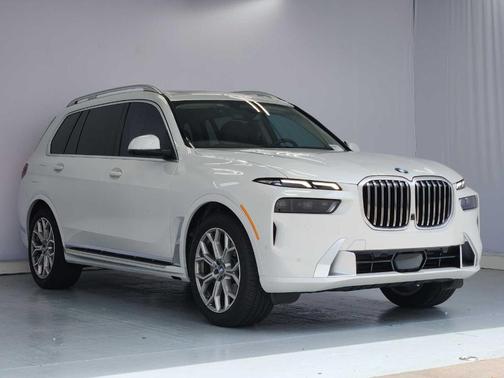 Mineral White Metallic 2023 BMW X7 xDrive40i