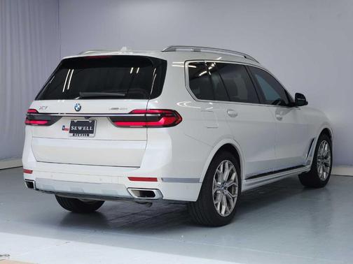 Mineral White Metallic 2023 BMW X7 xDrive40i