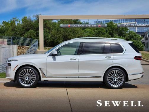 Mineral White Metallic 2026 BMW X7 xDrive40i