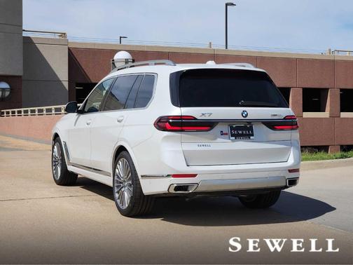 Mineral White Metallic 2026 BMW X7 xDrive40i