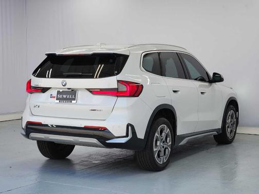 Mineral White Metallic 2023 BMW X1 xDrive28i