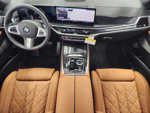 Mineral White Metallic 2027 BMW X7 xDrive40i