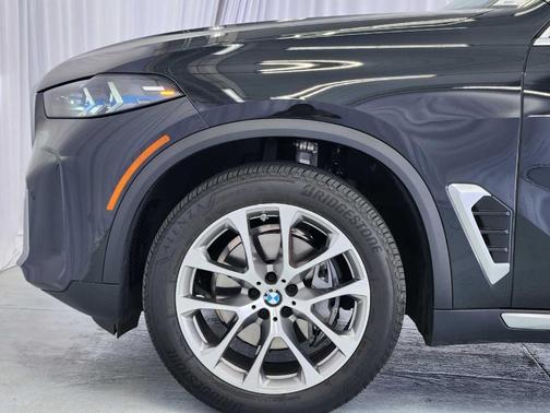 Black Sapphire Metallic 2025 BMW X5 xDrive40i