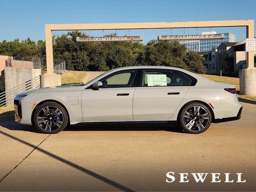 2026 BMW 750e xDrive