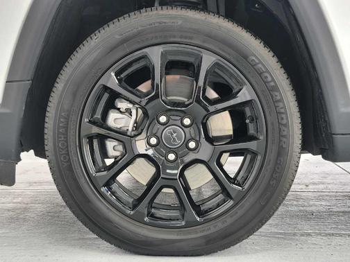 Bright White Clearcoat 2026 Jeep Compass Latitude