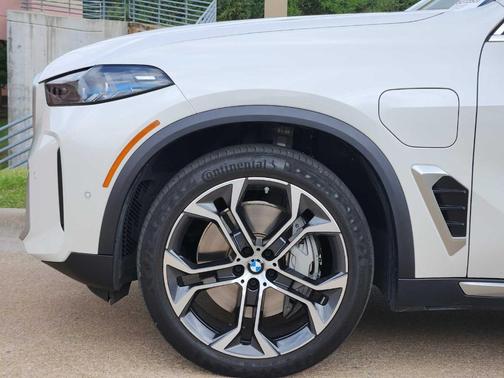 Mineral White Metallic 2025 BMW X5 PHEV xDrive50e