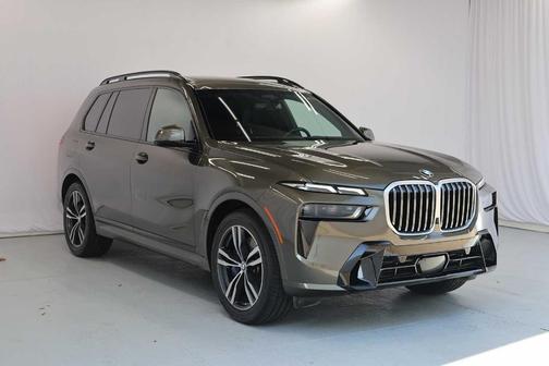 Manhattan Green Metallic 2023 BMW X7 xDrive40i