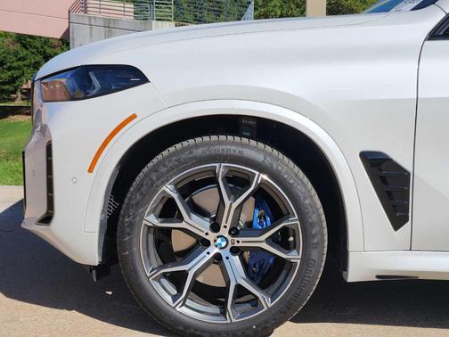Mineral White Metallic 2026 BMW X5 xDrive40i