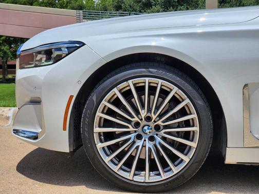 2022 BMW 740 i