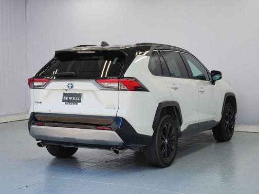 Blizzard Pearl / Midnight Black Metallic 2022 Toyota RAV4 Hybrid XSE