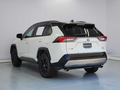 Blizzard Pearl / Midnight Black Metallic 2022 Toyota RAV4 Hybrid XSE